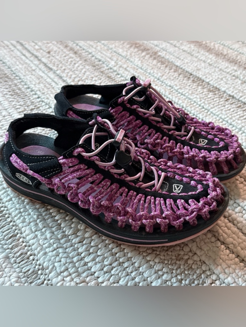 Keen 7.5 Womens Pink Fushcia Uneek Two Cord Bungee Strappy Outdoor Rock Sandals